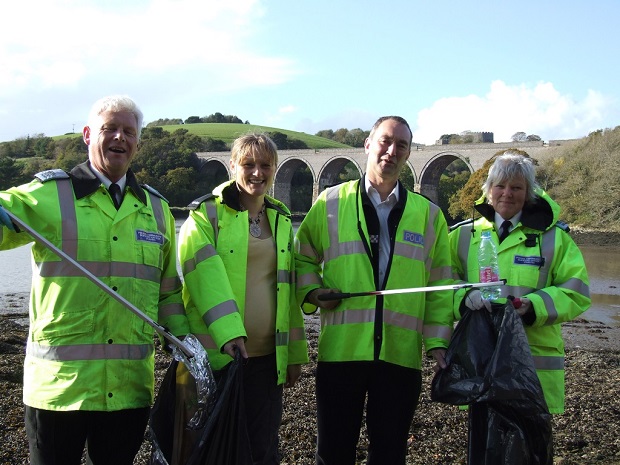 Police litter pick 3